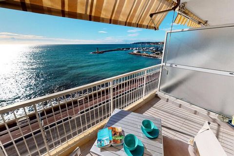 Ce charmant studio climatisé offre un espace cosy et confortable avec une terrasse directement face à la mer. Situé dans le quartier de Garavan, l'appartement est parfait pour une escapade au calme avec un lit escamotable de 160x200cm, une télévision...