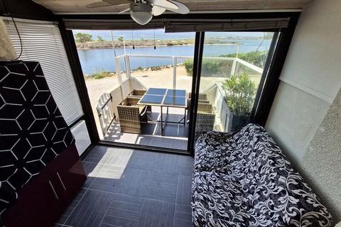 This mezzanine studio maisonette offers a stunning view of the marine lake and accommodates up to 4 people. It features a mezzanine with a double bed and two 80 cm beds ideal for children. The apartment is equipped with modern amenities such as a TV,...