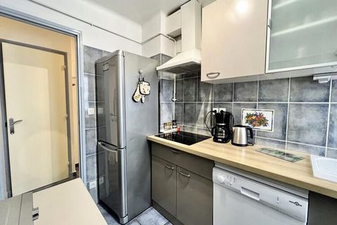 Dit charmante appartement van 57 vierkante meter is de ideale ruimte voor gezinnen of groepen van maximaal 6 personen. De accommodatie beschikt over twee slaapkamers, waarvan één met een tweepersoonsbed en de andere met twee eenpersoonsbedden. Er sta...