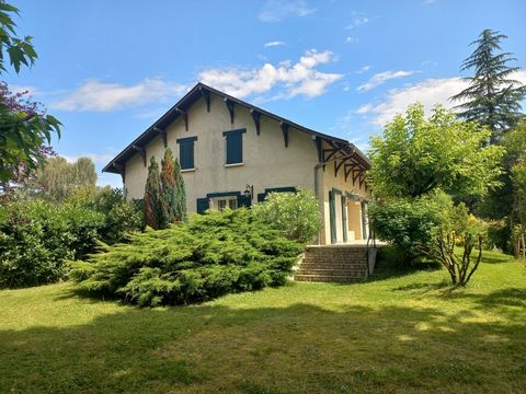 Ausschließlich! Wir haben uns in dieses wunderschöne, lichtdurchflutete Haus verliebt, das sich in der Nähe der Geschäfte und Schulen von Trie sur Baïse befindet. Für Gartenliebhaber befindet es sich in einem großen und herrlichen bewaldeten Park mit...