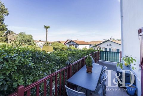 Appartement situé à quelques pas de la plage de Socoa et des commerces, de type T3, se composant d'une entrée, avec cuisine et pièce de vie ouverte sur la terrasse, deux chambres et une salle de douche, les wc sont séparés. Un cellier et une place de...