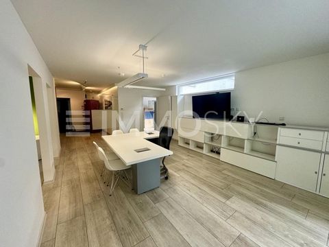 Welkom! Dit stijlvolle en ruime 3-kamer appartement op een rustige locatie in Seelze biedt het hoogste wooncomfort en een breed scala aan gebruiksmogelijkheden op ca. 125 m² woonoppervlak. Of het nu gaat om een privédomicilie of voor commerciële en f...