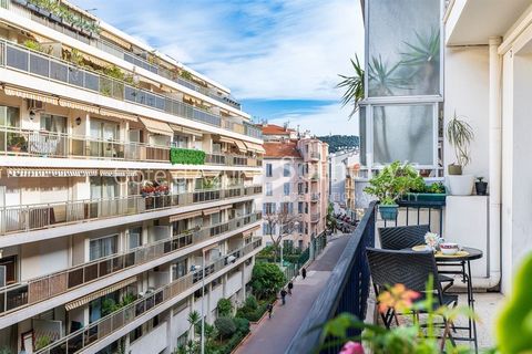 Dit appartement met twee slaapkamers ligt op de vierde verdieping van een prachtig gebouw en biedt zowel comfort als gemak in het hart van Nice, op slechts enkele minuten van Place Mozart en het strand. Het appartement beschikt over een ruime woonkam...