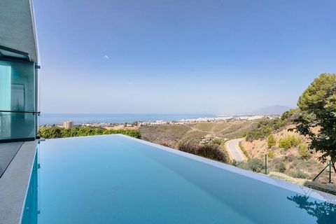 La villa a Marbella ha 4 camera da letto e capacità per 7 persone. Alloggio di 450 mq. Dispone di giardino, mobili da giardino, recinzione, 225 m² di terrazzo, lavatrice, asciugatrice, barbecue, ferro da stiro, accesso internet (wifi), asciugacapelli...