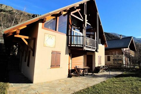 Deze individuele woning, samengesteld uit twee appartementen, bevindt zich op 650 meter van het centrum van het dorp Monêtier les Bains en op 1 km van het vertrek van de pistes van het skigebied van de Serre-Chevalier Vallée. Classé 2 étoiles par l'o...