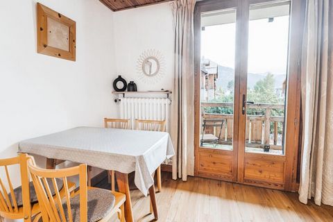 Questo accogliente monolocale offre un accogliente rifugio per un massimo di quattro persone in un pittoresco ambiente alpino. Situato al secondo piano, il monolocale di 27 m² dispone di una zona soggiorno e pranzo dotata di un letto matrimoniale e u...