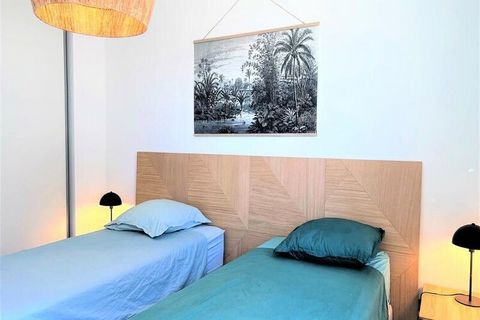 Situato nel centro di Propriano, questo bellissimo appartamento è composto come segue: Una cucina aperta sul soggiorno, Un soggiorno con divano letto che offre sistemazioni per la notte di qualità, Una camera con letto matrimoniale da 160 cm, Una sec...