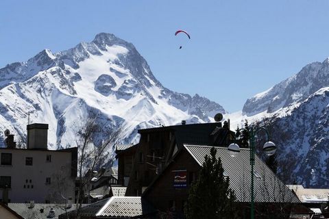 Cet appartement cosy de 42 m² est parfait pour un séjour à la montagne, pouvant accueillir confortablement jusqu'à 6 personnes. Il comprend une chambre avec un lit double (140x200), un coin nuit avec un lit superposé (90x190) et un séjour avec un can...