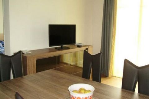 Dieses moderne T3-Apartment befindet sich im Erdgeschoss einer neuen Residenz und bietet komfortable Unterkunft f�r bis zu 6 Gהste. Es verf�gt �ber einen Wohn-Essbereich mit einem ausziehbaren Schlafsofa, ein Schlafzimmer mit einem Doppelbett und ein...