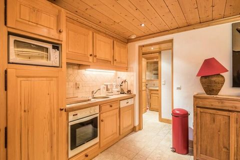 This luxurious 200m² chalet offers the perfect retreat for up to 12 people. With 6 bedrooms featuring queen-size beds (160 cm), the chalet provides ample space for relaxation and comfort. It also includes 3 bathrooms, 2 shower rooms, and a spacious l...