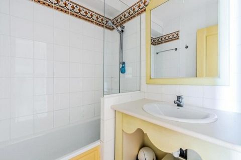 Situato nel cuore di Les Issambres, questo monolocale di 21 m² ט ideale per famiglie o piccoli gruppi e offre una confortevole zona soggiorno con un divano letto per due e una cabina con due letti a castello singoli. Il monolocale accetta animali dom...