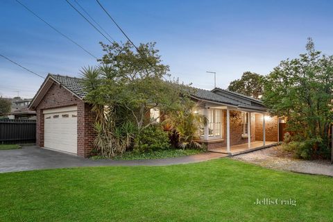 Dieses tadellos gepflegte, einstöckige Haus aus Klinkerziegeln befindet sich an einer beliebten Adresse in Templestowe und kombiniert zeitlosen Charme mit modernem Komfort auf einem großen GRZ1 973m2 Grundstück. Das durchdachte Design bietet ein gerä...