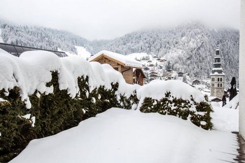 Cet appartement parfait offre un emplacement fantastique au cœur de La Clusaz, juste au départ du télésiège du Crêt du Merle, ce qui en fait un choix idéal pour les skieurs. Situé à seulement 50 mètres d'un arrêt de navette et à quelques pas du parki...