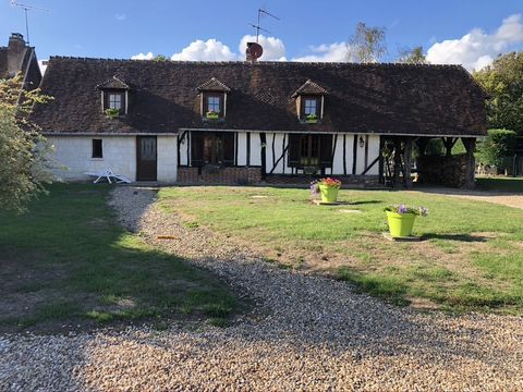 Normandisch huis, rustig, bestaande uit een open keuken naar een dubbele woonkamer met houtkachel, een doucheruimte en toilet. Op de zolderverdieping: 3 aangrenzende kamers. Op het omheinde en beboste perceel van 2.310 m2 maken een dubbele garage en ...