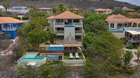 Die karibische Villa 209 bietet eine fantastische Aussicht und auf 3 Etagen ultimativen Platz zum Genießen Diese schöne Villa befindet sich in wunderschöner Lage von der Klippe in Phase 4a des Coral Estate. Die Fassade der Villa ist freundlich und ei...