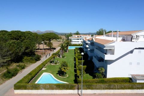 Descobreix el encant de l'Apartament Green Club a la planta baixa d'un bonic complex residencial! Aquest encantador apartament consta de dues habitacions amb llits individuals, dues banys amb banyera, una cuina americana i una zona de estar-menjador....