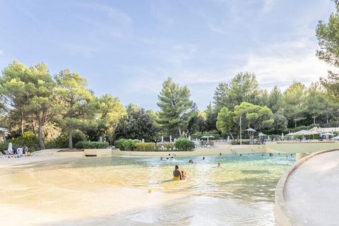 Il Résidence Pont Royal en Provence - maeva Home si trova nelle Bocche del Rodano, tra Aix-en-Provence e Avignone. È una destinazione ideale per ricaricare le batterie e godersi le numerose attività. Il residence è situato nel cuore del villaggio ped...