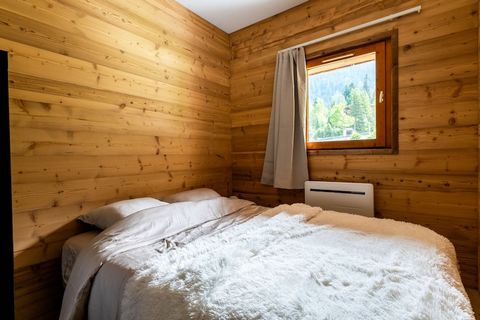 El apartament en Modane posseeix 2 dormitori(s) i capacitat per a 6 persones. Allotjament de 37 m² acollidor i molt lluminós, situat a primera línia de ski, amb vistes a la muntanya. Es troba a 50 m de la pista d'esquí, 200 m del supermercat i està s...