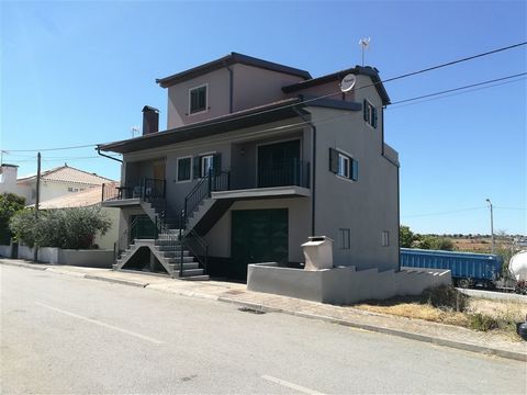 Villa met 5 slaapkamers, waarvan één suite, ruim, met achtertuin, twee grote garages en terras met prachtig uitzicht. Woning in uitstekende staat, met uitstekende blootstelling aan de zon, centrale verwarming op diesel, volledig uitgeruste keuken, ru...