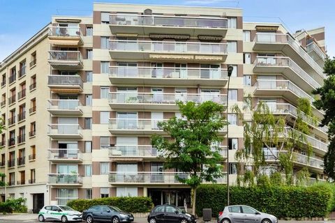 Situatoà a pochi minuti dal cuore di Parigi, questo accogliente appartamento con parcheggio è ideale per ospitare 4 persone. Vicino a negozi e trasporti, questo alloggio è perfetto per un soggiorno a casa. la capitale pur trovandosi in una zona tranq...