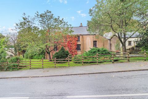 Deze substantiële boerderij met negen slaapkamers heeft een apart bijgebouw met één bed en heeft de mogelijkheid om te worden opgesplitst in 4 afzonderlijke woningen. Het pand is omgeven door volgroeide tuinen van ongeveer een derde van een hectare e...