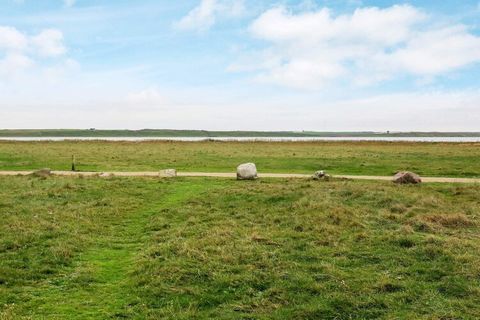 Schön gelegenes Ferienhaus mit Whirlpool und Sauna sowie Panoramablick auf den Ferring See. Außerdem liegt das Haus nur etwa 200 m von der rauschenden Nordsee entfernt. Das Haus beinhaltet einen praktischen Küchen-Wohnraum. Ein Fernseher, der auch de...