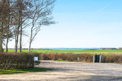 Gut gelegenes Ferienhaus mit Schwimmbad (das einzige in der Gegend), mit Aktivitäten für die ganze Familie in attraktiver Umgebung nur ca. 350 Meter vom Limfjord mit kinderfreundlichem Strand entfernt. Das Sommerhaus bietet einen separaten Poolbereic...