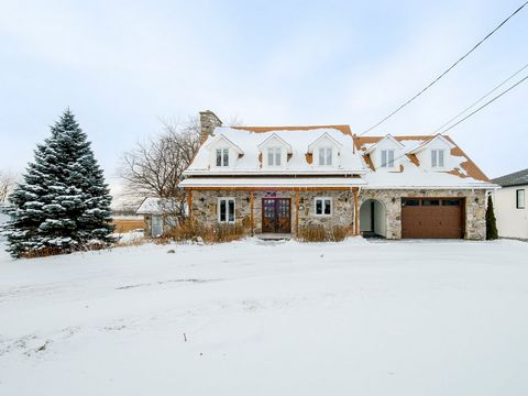 Entdecken Sie dieses prächtige kanadische Haus mit unbegrenztem Potenzial! Dieses geschichtsträchtige und charaktervolle Anwesen am Ufer des Sankt-Lorenz-Stroms in Contrecoeur ist ideal für Renovierungsbegeisterte oder diejenigen, die einen individue...