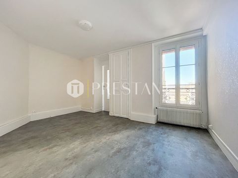 PRESTANT REALTY biedt u dit charmante 2-kamerappartement van 48,91 m² Carrez aan, gelegen op de 4e verdieping van een karakteristiek gebouw uit 1897 (geen lift). Dit pand verleidt door zijn authenticiteit en zijn behouden karakter. De woonkamer en ee...