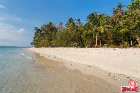 Una pequeña y encantadora isla en venta frente a la costa este de Phuket. Esta isla ofrece impresionantes vistas al amanecer y al mar. El tamaño de la isla es de 275-2-79 Rai (441.116 metros cuadrados) y está disponible en un título de Nor Sor 3 Kor....