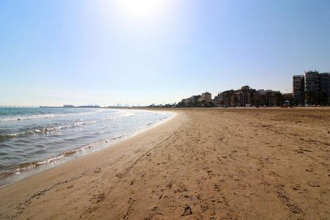 Dit gezellige appartement is ideaal gelegen op slechts korte afstand van het strand in Puerto de Sagunto, waardoor het een perfecte keuze is voor maximaal 4 volwassenen. Het appartement beschikt over een comfortabele kamer met een slaapbank voor twee...