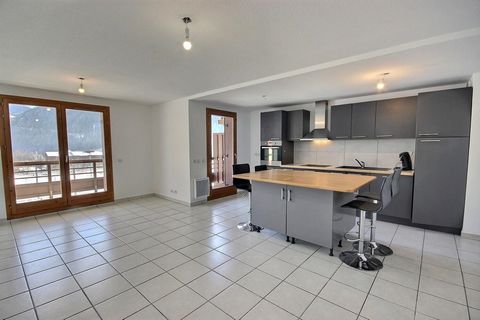 En plein centre de Bourg St Maurice, très bel appartement comprenant un beau séjour cuisine avec terrasse et balcon exposés Est, trois chambres dont deux avec balcon exposé Ouest, une salle de bain, une salle d'eau WC et un WC. Appartement en très bo...