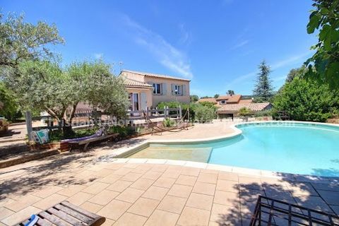 UZES : A seulement 10 minutes d'Uzès, dans un village typique du Gard (avec école primaire), venez découvrir cette agréable villa de 170 m² habitables, nichée dans un écrin de verdure de 1821 m². Sans nuisances et offrant un calme absolu, cette propr...