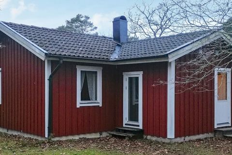 Die wunderbare Natur in der Gegend um das Naturreservat Högklint, mit seinen dramatischen Klippen, können Sie nach nur einem kurzen Spaziergang erreichen, wenn Sie dieses Ferienhaus buchen. Der nächste Ort, Visby, liegt hingegen 5 km entfernt. Das Fe...