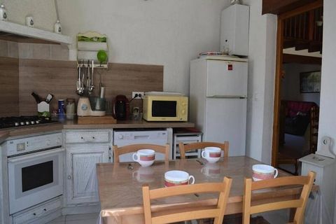 This spacious holiday home in the South of France comfortably accommodates up to 6 guests. It features three bedrooms, including one with a double bed, another with two single beds, and a mezzanine with a 90cm bed. The property also has a bathroom, s...