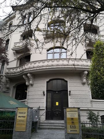 Das Haus liegt im beliebtesten Viertel Wiesbadens, s.g,. Dichterviertel mit vielen Cafes, Restaurants, Bars. Die Stadtmitte ist 10-15 Gehminuten entfernt, und der Bahnhof in 5-10 Gehminuten erreicht. Damit ist sowohl der Flughafen und auch Frankfurt ...