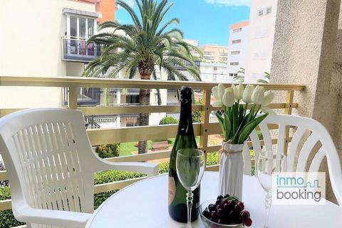 Dit moderne appartement, gelegen in het hart van Salou, biedt een comfortabel verblijf met airconditioning en gemeenschappelijke Wi-Fi. De open ruimte is voorzien van twee eenpersoonsbedden en een tweepersoonsslaapbank, ideaal voor kleine gezinnen of...