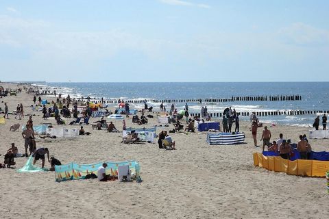 ¡Fantásticas vacaciones relajantes en la playa garantizadas! Casa de vacaciones XXL con equipamiento perfecto y suficiente espacio para toda la familia. Desde la sala de billar hasta la gran piscina al aire libre con un gran espacio al aire libre, la...