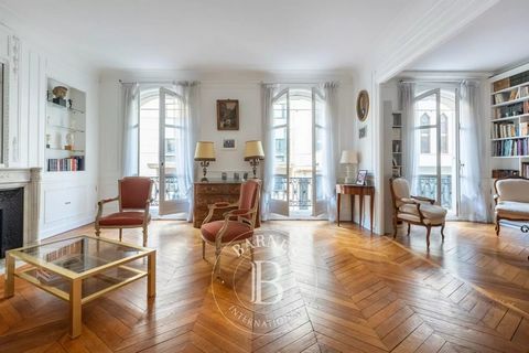 Paris 16ème - Situated on the first floor of a beautiful Haussmann-style building, this property comprises a beautiful entrance gallery leading to a large south-facing double living room, a master bedroom with en suite bathroom, a large dining room a...