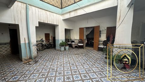 FJ Agencia Marruecos pone a la venta este Riad residencial en Melkia para reformar con una superficie construida de aproximadamente 140 m2 en uno de los distritos de la Medina de Marrakech, distrito de Bab Aylan, Idealmente situado cerca de la entrad...