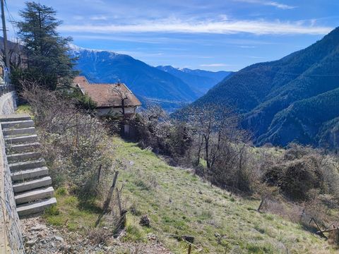 Entdecken Sie exklusiv in Ihrer Agentur dieses charmante Baugrundstück in Venanson, einem echten Hochsitz im Herzen des Vésubie-Tals und nicht weit von St. Martin Vésubie entfernt. Dieses Grundstück bietet eine Fläche von 391 m2, ideal gelegen am Ran...