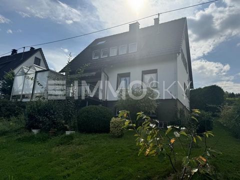 The detached house offered here was built in 1959 and is located on a spacious plot of 1,000 square meters. With a living area of 137 square meters, the house offers enough space for a family. It has four rooms that can be used flexibly as living, sl...