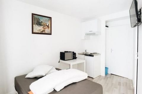 Deze charmante studio van 19 vierkante meter is een ideaal toevluchtsoord voor zowel toeristen als professionals die Parijs bezoeken. Gelegen op de begane grond in het levendige 15e arrondissement, biedt deze volledig uitgeruste accommodatie een geze...