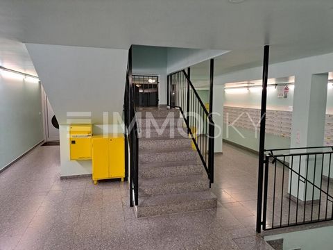 Este encantador dúplex en el distrito 10 de Viena fue construido en 2002 y ofrece un hogar moderno y confortable en aprox. 87,56 m² de superficie habitable. El apartamento está situado en la 7ª planta del ascensor (acceso) de un edificio de apartamen...