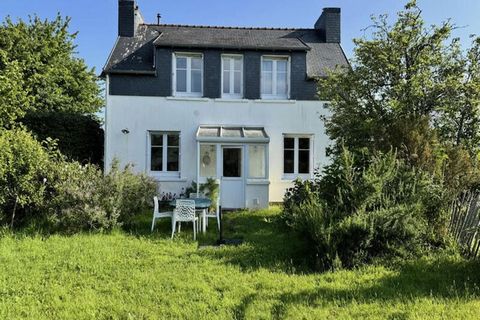 Ubicada en una zona tranquila de La Forךt-Fouesnant, esta acogedora casa ofrece una estancia relajante para hasta 4 personas. La casa cuenta con una luminosa sala principal con cocina abierta, comedor y sala de estar, todo con acceso directo a un enc...