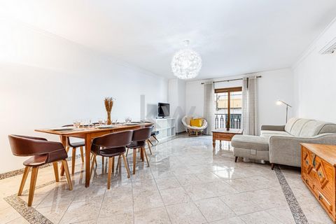 This spacious and bright flat is located right in the centre of Lagoa. Lagoa is the seat of the municipality of Lagoa, considered ‘The best municipality to live in in Portugal’, with a wide range of services and just a few kilometres from the most be...