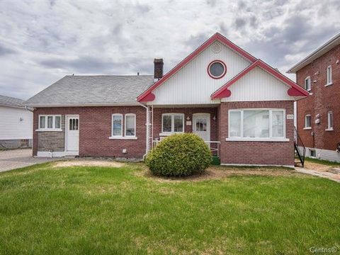 Duplex, ideal for owner-occupiers who want a garage and additional income. Well maintained over the years by the owner. You will have plenty of storage in the basement. A great investment, don't delay! - This sale is made without legal guarantees of ...