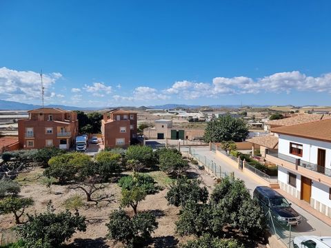 Estamos encantados de poder ofrecerle la oportunidad de comprar un encantador apartamento de dos dormitorios, un baño en el segundo piso situado en la popular ciudad costera de Palomares. El apartamento ofrece una plaza de aparcamiento subterráneo se...