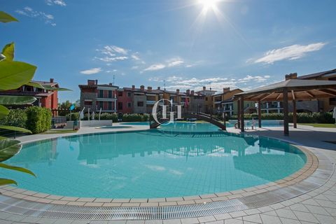 Sirmione, in the immediate vicinity of the center of Lugana, in residence with large equipped park, swimming pool with Jacuzzi area; we have a beautiful apartment on the first and last floor free on two sides. The solution consists of: living room wi...