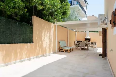 In this charming house you will be able to enjoy the tranquillity of a residential area and at the same time be in one of the most important tourist centres of Mallorca. Outside you will enjoy a fantastic above ground swimming pool of 3 x 1.7m and a ...